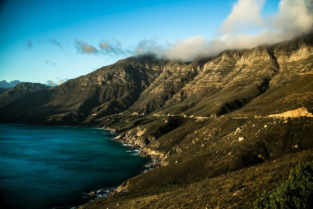 Cliff Path: This 12 km trail along the coast is ideal for a stroll, with many spots to pause and watch whales.