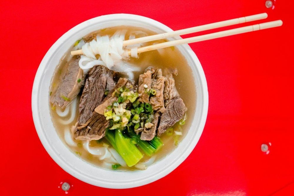 a delicious plate of noodle soup, one of the best dishes of Shanghai street food