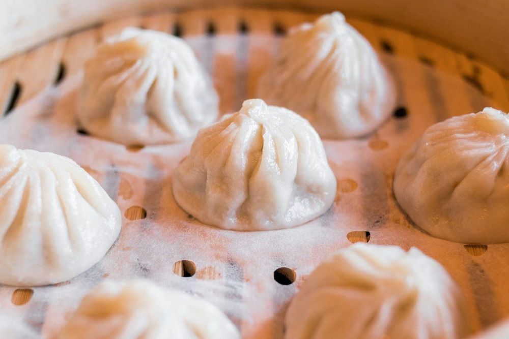 A bascket full of hot won tons, one of the most popular dishes of Shanghai’s street food