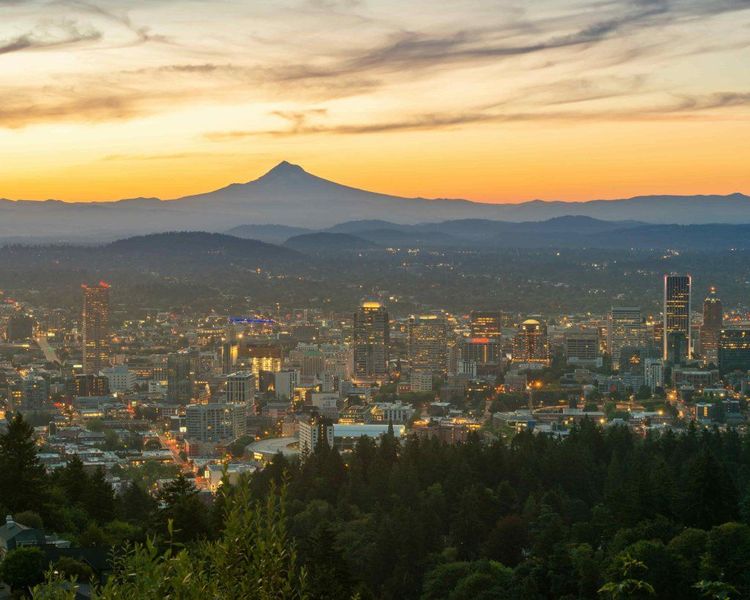 Panoramic view of Portland, Oregon skyline with Mount Hood