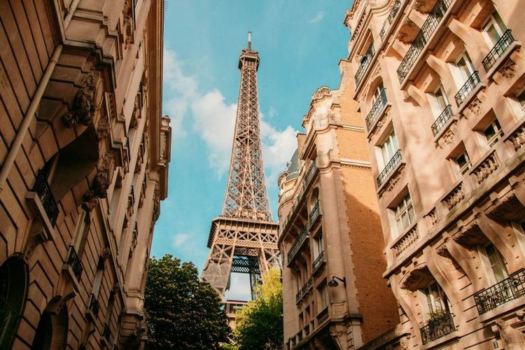Sunrise view of Paris with the Eiffel Tower.