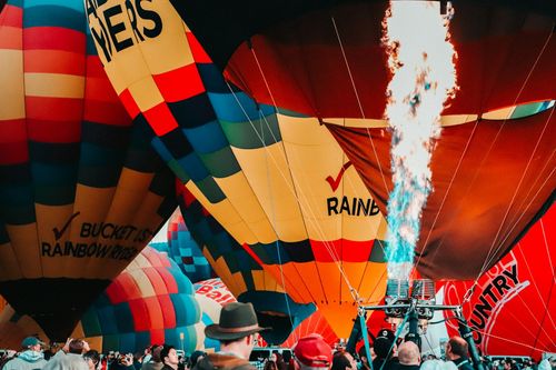 The field lets you walk close to balloons. Central areas show inflations, while north and west sides offer broader views.