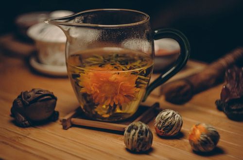 At the gravesite in the Double Ninth Festival, families bring food, chrysanthemum tea, or wine.