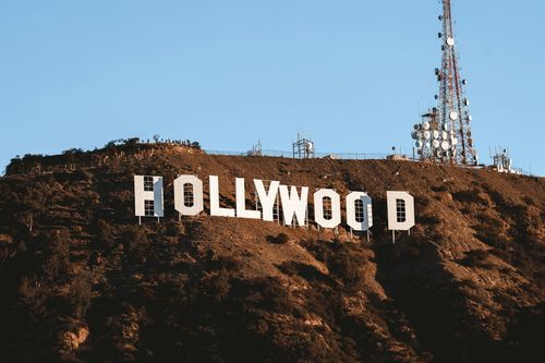 象徴的なハリウッドサインは、グリフィスパーク内のハリウッドヒルズの一部であるリー山に冠されています