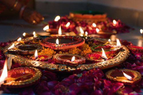 Diwali is approaching in 2024. Rituals, colorful clothes, sweets that taste like tradition.