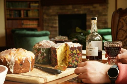 In Italy, everyone loves two special treats on Christmas Day: panettone and pandoro.