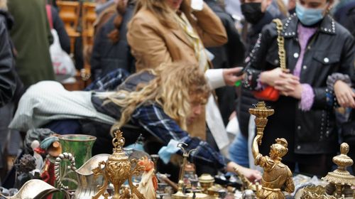 El Rastro is the most popular open air flea market in Spain. It is held every Sunday and public holiday during the year.