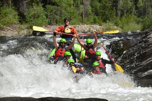 Pessoas em Aventura de Rafting