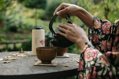 Drinking delicious tea is one of the things you can do in Japan.