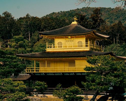 Take advantage of the warm and pleasant autumn weather to visit the city of Kyoto.