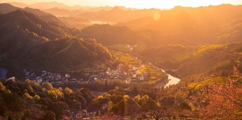 黄山は、中国で最も有名で美しい山岳地帯の一つです。